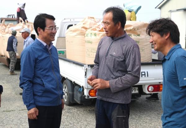 NSP통신-강진원 강진군수가 최근 군동 영포 농협 창고를 찾아 수매에 나선 주민들을 격려하고 있다. (사진 = 강진군)