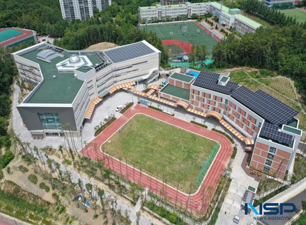 NSP통신-경상북도교육청은 7일 신축 이전한 경북과학고등학교에서 내빈과 학부모 등 100여 명이 참석한 가운데 이전기념식을 가졌다. (사진 = 경상북도교육청)