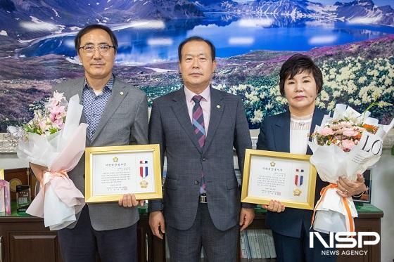 NSP통신-김영자(오른쪽)·서동수(왼쪽) 군산시의원이 전북 시·군의회 의장협의회로부터 수상한 지방의정 봉사상을 10일 군산시의회 의장실에서 김영일 의장에게 전수받고 있다. (사진 = 군산시의회)