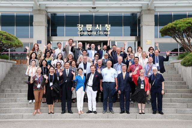 NSP통신-세계합창총회 전체회의를 개최하고 기념사진 촬영을 하고 있는 모습. (사진 = 강릉시)