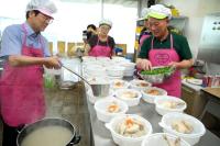 [NSP PHOTO]강진군 강진읍 지사협, 100가구에 사랑의 삼계탕 나눔 훈훈