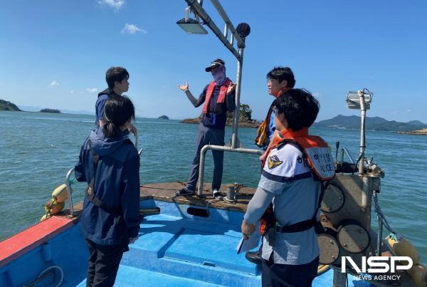 NSP통신-여수해경이 여수해수청과 통항량이 많은 해상에서 간출암 등 위험요소를 파악하는 현장 실사를 진행하고 있다. (사진 = 여수해경)