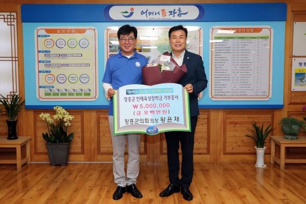 NSP통신-왕윤채 장흥군의회 의장(사진 오른쪽)이 김성 장흥군수에게 인재육성장학금을 전달하고 있다.