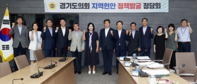 NSP통신-10일 시흥시청에서 정윤경 경기도의회 의정정책추진단장이 김종배 건설교통위원장, 김진경·장대석 의원 및 임병택 시흥시장과 지역현안 정책발굴 정담회 후 기념촬영을 하고 있다. (사진 = 경기도의회)