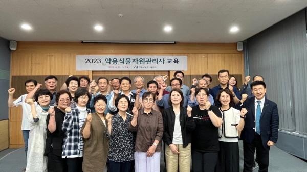 NSP통신-안동시 약용식물자원관리사 교육 통해 교육 수료생 26명 중 자격시험 합격생 21명 배출 (사진 = 안동시)