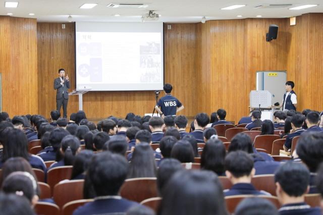 NSP통신-송바우나 안산시의장 특강 모습. (사진 = 안산시의회)