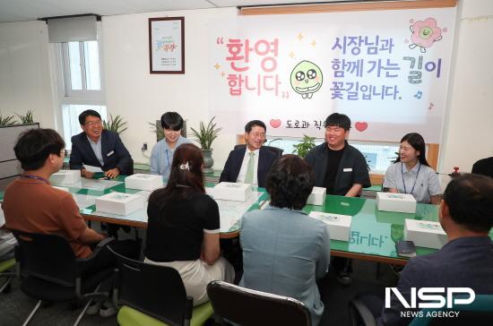 NSP통신-정인화 광양시장 도로과 직원들과 대화 (사진 = 광양시청)