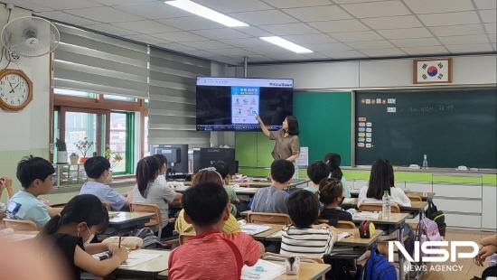 NSP통신-학생들 대상 투명페트병 라벨제거기 통한 올바른 분리배출 교육 (사진 = 광양시청)