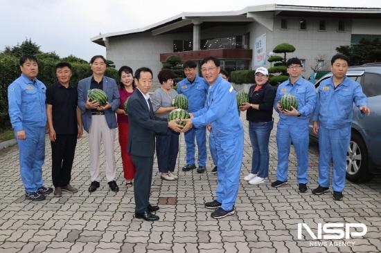 NSP통신-이옥수 광영동발전협의회장 포스코 광양제철소 자매부서 직원 수박 전달 (사진 = 광양시청)