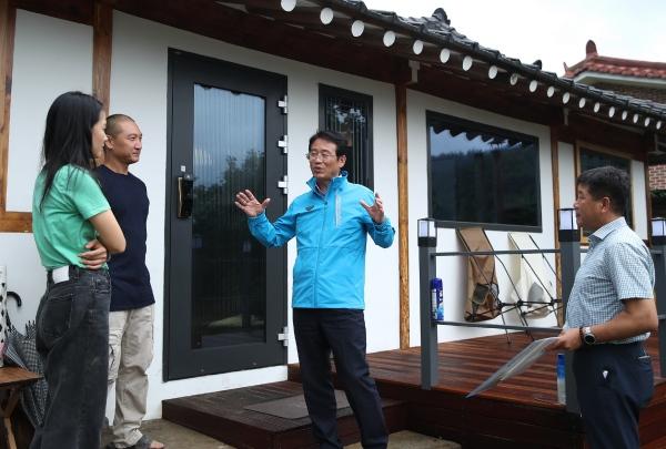 NSP통신-강진원 강진군수(사진 가운데)가 지난 11일 병영면 빈집 리모델링 현장을 찾아 관계자들과 대화하고 있다. (사진 = 강진군)