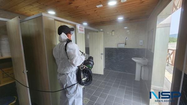 NSP통신-지난 12일 면전주차장 공중화장실 방역 사진 (사진 = 신안군)
