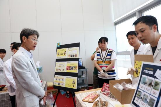 NSP통신-신동원 회장이 사내 아이디어공모전 챌린지페어에서 연구원들의 신제품 아이디어를 듣고 있다 (사진 = 농심 제공)