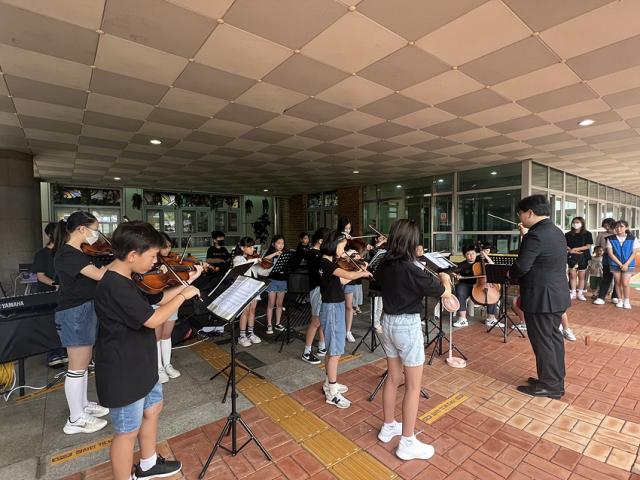 NSP통신-하늘빛초 오케스타가 등굣길 음악회를 개최하고 있는 모습. (사진 = 김포교육지원청)