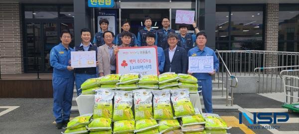 NSP통신-포스코퓨처엠 노동조합은 지난 11일 지역사회단체에 쌀 1720Kg을 전달했다. (사진 = 포스코퓨처엠 노동조합)