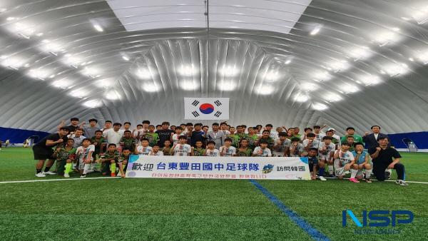 NSP통신-전국 최초로 실내 축구 훈련 특화시설 구축을 일궈낸 경주 스마트 에어돔 축구장 에서 첫 국제친선경기가 열렸다. (사진 = 경주시)