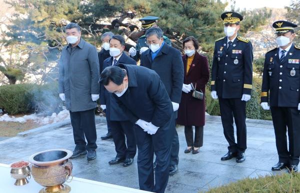 NSP통신-윤병태 나주시장이 새해 현충탑을 참배하고 있다. (사진 = 나주시)