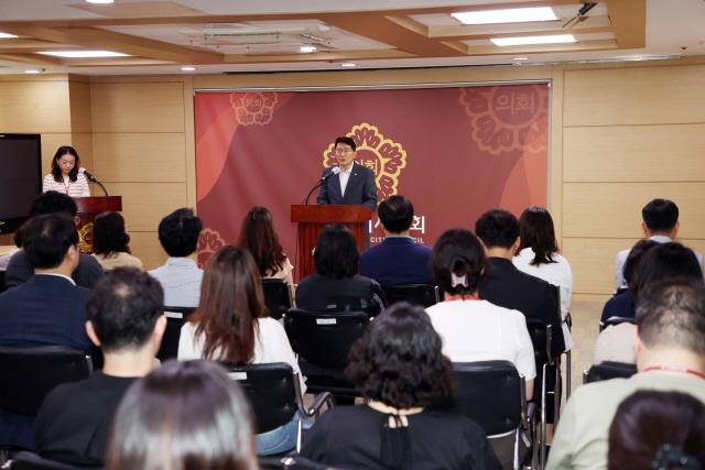 NSP통신-12일 김기정 수원시의회 의장이 간담회에서 인사말을 하는 모습. (사진 = 수원시의회)