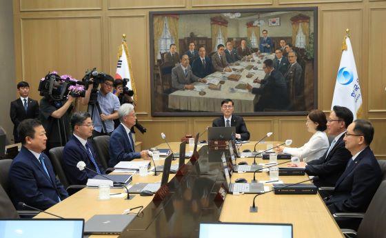 NSP통신-韓国銀行のイ·チャンヨン総裁が13日午前、ソウル中区の韓国銀行で開かれた金融通貨委員会本会議で会議を主宰している。 (사진 = 韓国銀行)