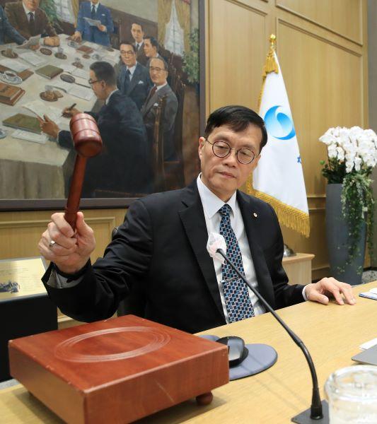 NSP통신-韓国銀行のイ·チャンヨン総裁が13日午前、ソウル中区の韓国銀行で開かれた金融通貨委員会本会議で会議を主宰している (사진 = 韓国銀行)