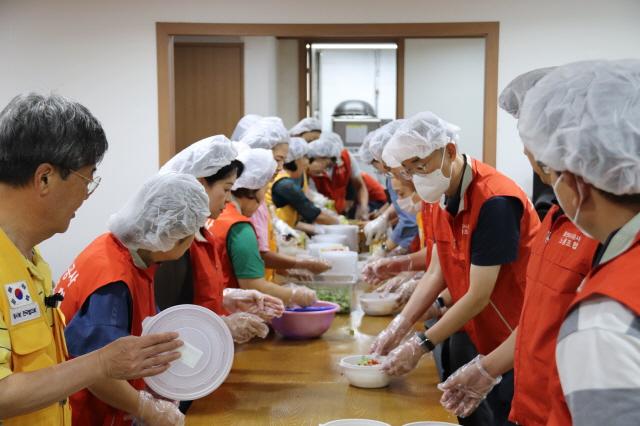 NSP통신-용인도시공사 나눔봉사단 단원들과 직원들이 관내 어르신들에게 전달할 삼계탕을 준비하고 있다. (사진 = 용인도시공사)