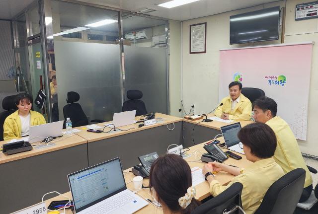 NSP통신-13일 오후 9시 김성제 의왕시장이 재난안전상황실을 방문해 호우 대비상황을 점검하는 모습. (사진 = 의왕시)