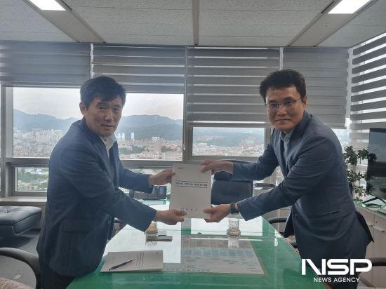 NSP통신-주순선 광양부시장 정구용 한국철도공사 여객사업본부장에게 경전선 KTX-이음 광양역 정차 타당성 연구 용역 결과 보고서 전달 (사진 = 광양시청)