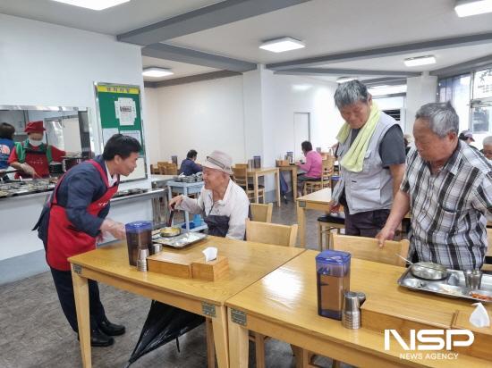 NSP통신-신희섭 광영동장 어르신께 마음을 담은 따뜻한 배식 봉사
