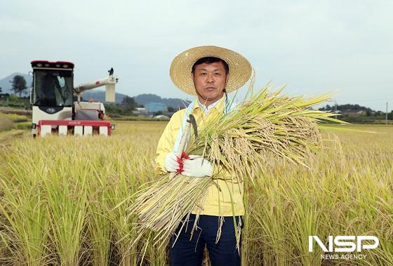 NSP통신-정읍시가 지역 내 친환경쌀 생산농가 소득 증대를 위해 정읍산 친환경 유기농 쌀을 사용하는 지역 내 음식점 및 식품가공업체 등을 지원한다. 사진은 이학수 정읍시장 (사진 = 정읍시)