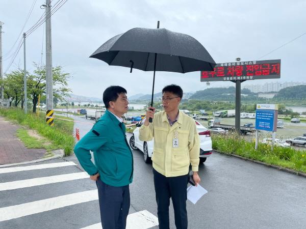 NSP통신-신동보 안동시 부시장 호우 대비 인명피해우려지역 등 긴급 점검 나서, 최근 하천변 인명 및 재산 피해 사례를 감안해 하천변 시설 집중점검 (사진 = 안동시)