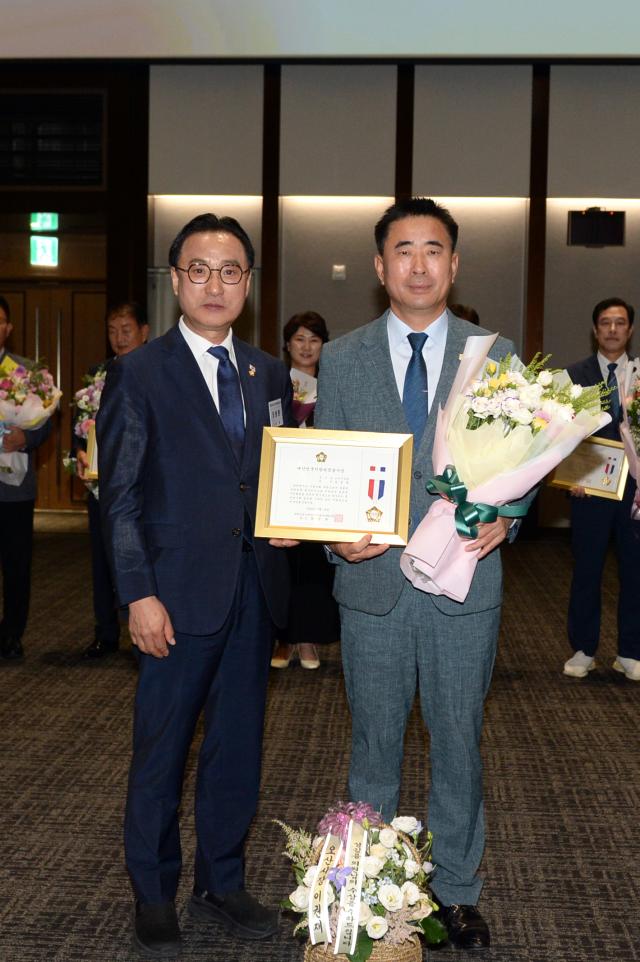 -14일 수원컨벤션센터에서 열린 제251차 대한민국시군자치구의회의장협의회 시도 대표회의에서 대한민국 지방의정 봉사상에 선정된 성길용 오산시의회 의장오른쪽이 수상 기념촬영을 하고 있다 사진 오산시의회