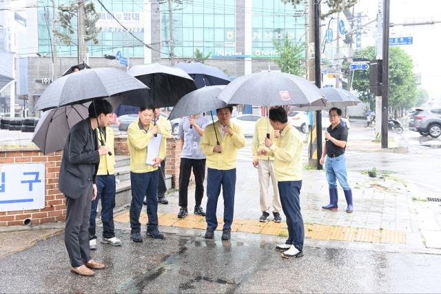 NSP통신-조용익 부천시장이 재해취약지역인 약대오거리를 방문해 인명피해가 발생하지 않도록 철저한 대비를 당부하고 있다. (사진 = 부천시)