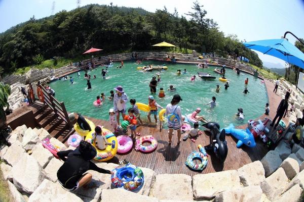 NSP통신-강진군 보은산 V랜드 물놀이장. (사진 = 강진군)