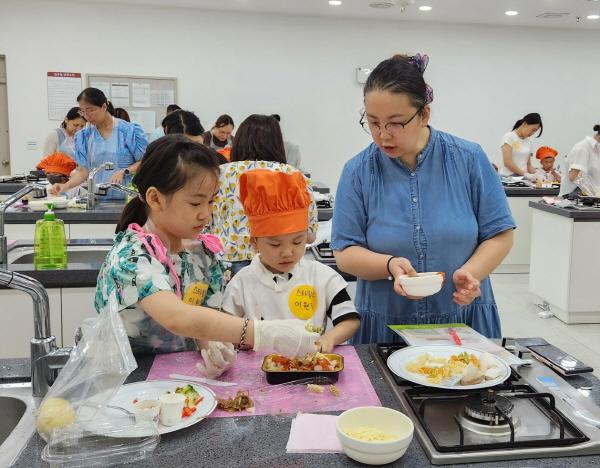 NSP통신-대구과학대학교 북구 강북 어린이급식관리지원센터가 지난 14일 실시한 부모와 함께하는 편식예방 요리교실에서 어린이들이 감자를 이용한 감자 그라탕 만들기 체험을 하고 있다. (사진 = 대구과학대학교)