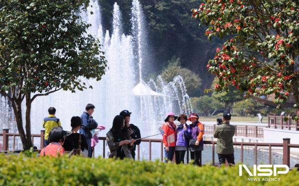 NSP통신-여수를 찾은 관광객이 전년대비 9.5% 증가했다. 지난봄 오동도를 찾은 관광객들 (사진 = 여수시)