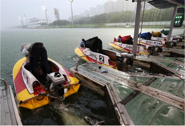 NSP통신-폭우가 쏟아지는 가운데 경정 선수들이 경주출전을 위해 계류대를 출발하고 있다. (사진 = 국민체육진흥공단)