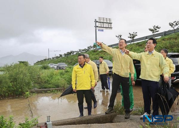 NSP통신-김영록 도지사와 명현관 군수가 해남군 현산면 침수피해 현장을 점검하고있다 (사진 = 해남군)