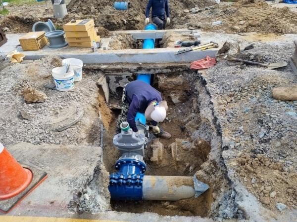 NSP통신-강진군이 노후 상수관로를 교체한 뒤 밸브를 설치하고 있다. (사진 = 강진군)