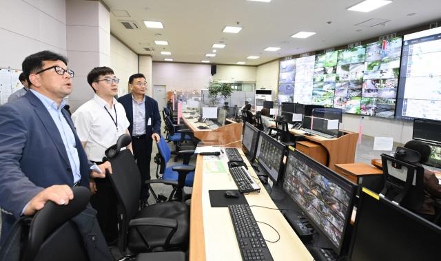NSP통신-18일 김현수 수원시 제1부시장(왼쪽 첫번째)이 도시안전통합센터를 점검하는 모습. (사진 = 수원시)