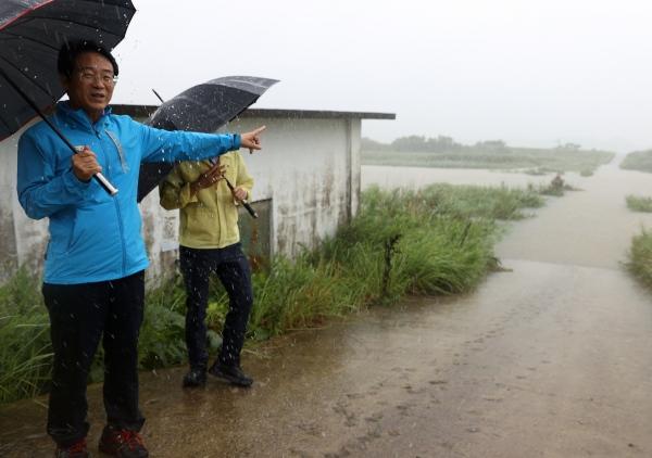 NSP통신-강진원 강진군수가 폭우 현장을 찾아 피해 예방대책을 지시하고 있다. (사진 = 강진군)