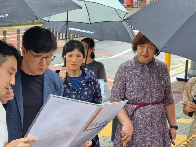 NSP통신-18일 교동초등학교 앞에서 김병민 용인시의원이 중로 2-116호선 보행환경 개선을 위해 현장 점검을 하고 있다. (사진 = 의원실)