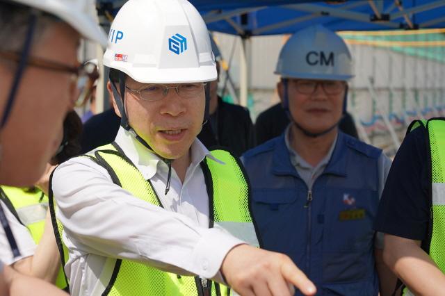 NSP통신-김세용 GH 사장 및 관계자들이 건설현장을 점검하고 있다. (사진 = GH)