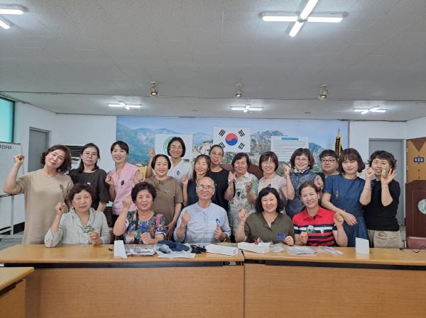 NSP통신-지난 16일 대구과학대학교 패션주얼리과에서 실시한 실용 주얼리 제작체험행사에서 생활개선회(농촌 여성 단체) 회원들이 이우열 교수와 함께 단체 기념촬영을 하고 있다. (사진 = 대구과학대학교)