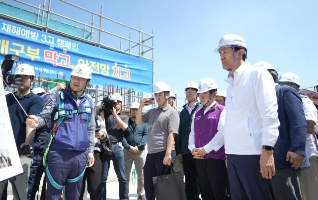 NSP통신-오세훈 서울시장이 현장소장으로부터 이문 3구역 주택재개발 공사현장 현황을 설명 받고 있다. (사진 = 서울시)