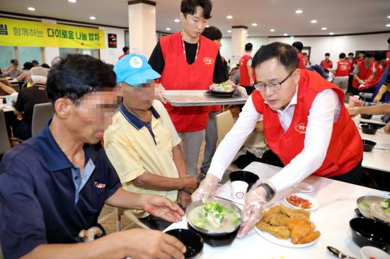 NSP통신-삼계탕 배식 봉사, 정호석 하림 대표 (사진 = 하림 제공)