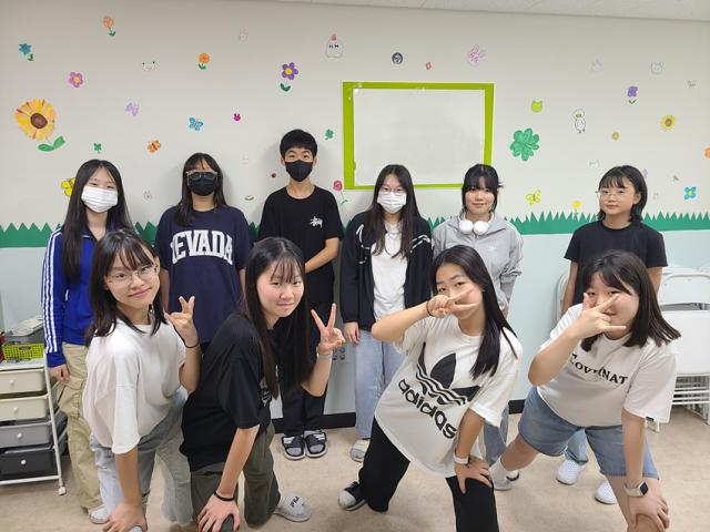 NSP통신-김포 나래중학교 학생들이 사복 데이 및 휴대폰 데이 행사 가운데 사진촬영을 하고 있다. (사진 = 김포교육지원청)