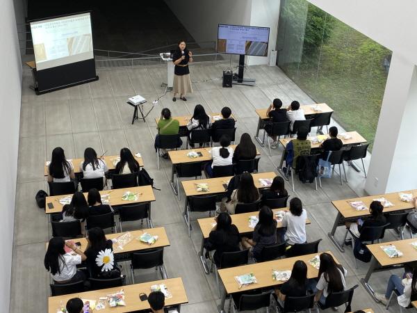 NSP통신-대구보건대학교 인당뮤지엄의 김정 부관장이 다문화학생들에게 한국문화의 학예사는 글로벌 학예사를 꿈꾼다라는 주제로 특강을 실시하고 있다. (사진 = 대구보건대학교)