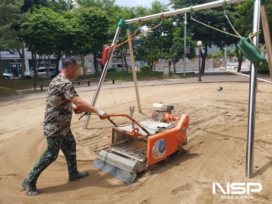 NSP통신-놀이시설 모래 소독 실시 (사진 = 광양시청)