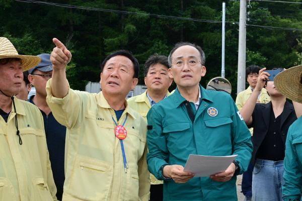 NSP통신-박현국 봉화군수는 지난 21일 봉성면 우곡리 산사태 피해 현장을 찾은 추경호 부총리 겸 기획재정부장관에게 피해 상황을 보고하고 신속한 피해복구 지원과 재해예방 시설 보강을 건의했다. (사진 = 봉화군)