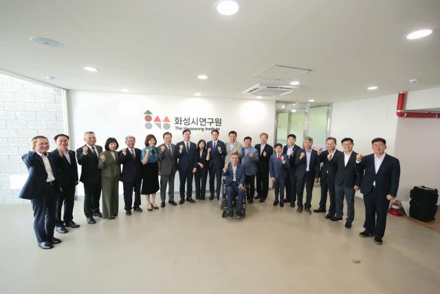 NSP통신-21일 김경희 화성시의회 의장(왼쪽 아홉번째)과 의원 및 참석자들이 개원식에서 기념촬영을 하고 있다. (사진 = 화성시의회)