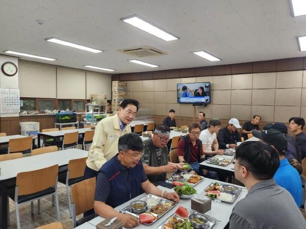 -최기문 영천시장은 여름철 무더위 현장에서 근무하는 청소차량 운전원, 환경관리원들의 노고를 격려했다. (사진 = 영천시)